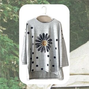 🏷️ talk of the walk • gray knit flower tunic with side slits & flower